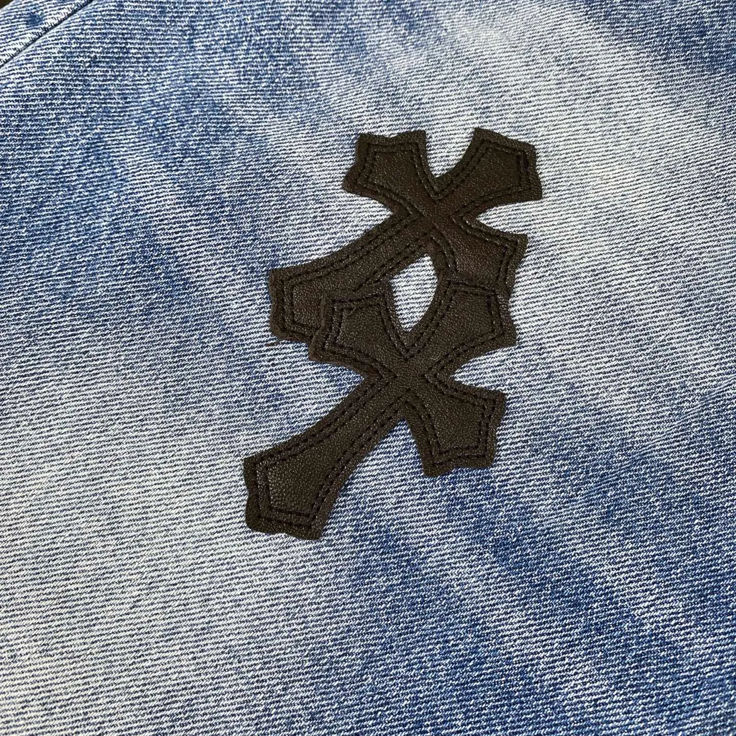 🅿️240 Correct version Chroe Hets CH black pink leather jeans, counter price 4W level, patchwork cross pattern embellishment, women's high-waisted washed jeans! ! Absolutely high-end luxury products, 1.9W level god-level single products, super popular products, built with top heavy industry, a magic weapon that cannot be missed [About Zangyin] This is an extremely luxurious fashion brand that can also be called the aristocrats of the high street. It has always been an exclusive brand for some hipsters or rich second generations. Compared with ordinary high streets, it is more luxurious and noble. Compared with luxury brands, it has a more fashionable personality and has always been a brand that I have a special liking for. A6632 [Top heavy industry fashionable design] Consistently high-street luxury style creation. Speaking of this style, the Zangyin family and GU family are definitely the leading representative brands. Especially the Zangyin family has really achieved a state-of-the-art effect in creating high-street style. The color system of this model is made of unique washed materials. It is already quite eye-catching. It is decorated with pink patchwork cross flowers, which cleverly highlights the charm of the brand. Secondly, this model uses classic The classic high-waist cutting design highlights the long legs and the fashionable temperament of the upper body. The brand is highly recognizable and the slim fit configuration is more suitable for daily wear. This product is a product that interprets personality, fashion, and specifications at a glance. This single product is enough to make any fan excited. It can be a white T-shirt for youthful preppy style, or a tight sling for royal lady style. It has strong matching ability and can be easily controlled by men.  [Material and craftsmanship] Needless to say, this point goes without saying. As an excellent craftsman brand, Zangyin has really perfect requirements for details and craftsmanship. The washed color of this model has gone through so many processes, not to mention the embellishment of the denim appliqués. It is also purely handmade and sewn. Just like what they believe in, only handmade things have soul and have the meaning of wear. A top-notch heavy-duty fashionable denim item, I look forward to your perfect interpretation! ! 28-34 corresponds to S-XL